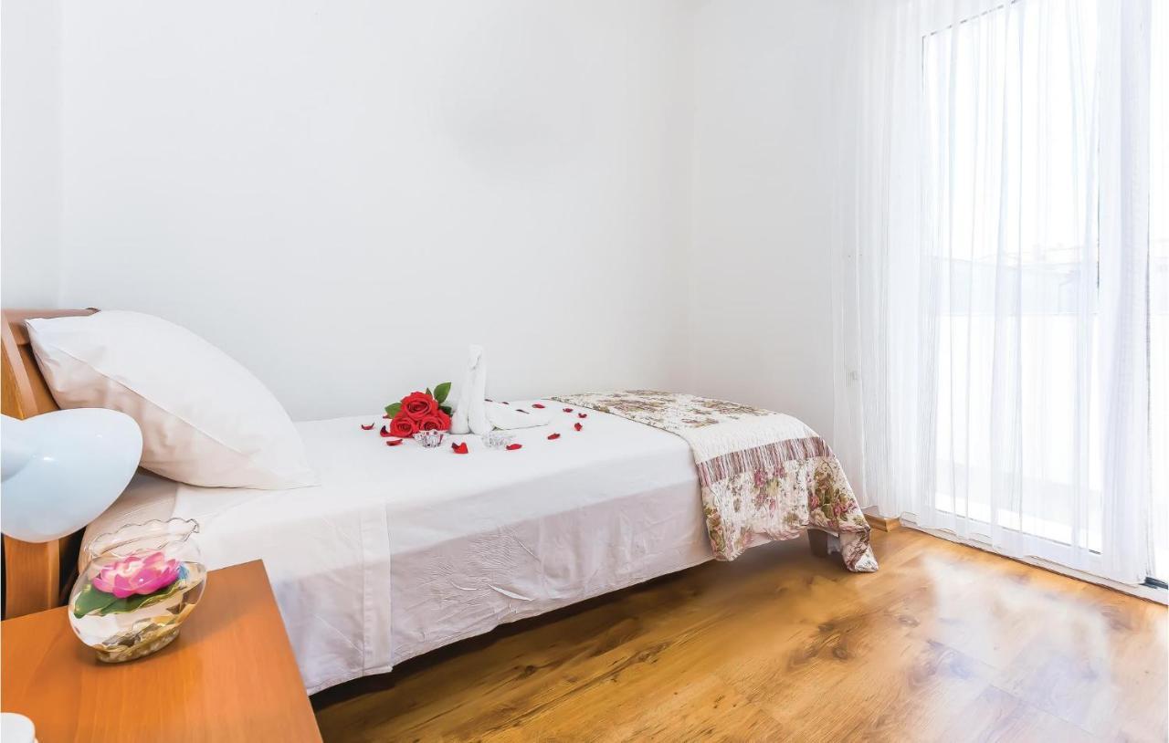 4 Bedroom Cozy Apartment In Vodice Exterior foto